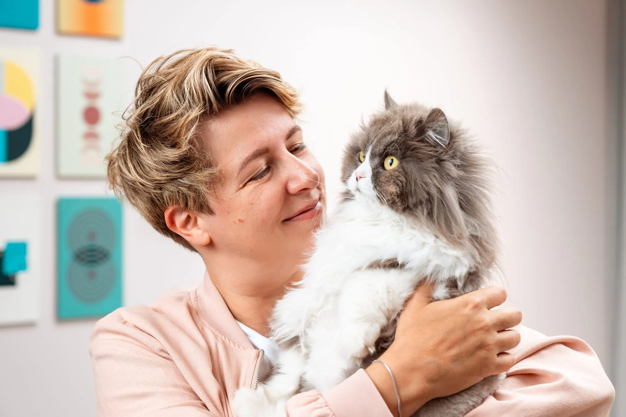 Monique Rijcken van Wandelend in Balans met haar kat Pip