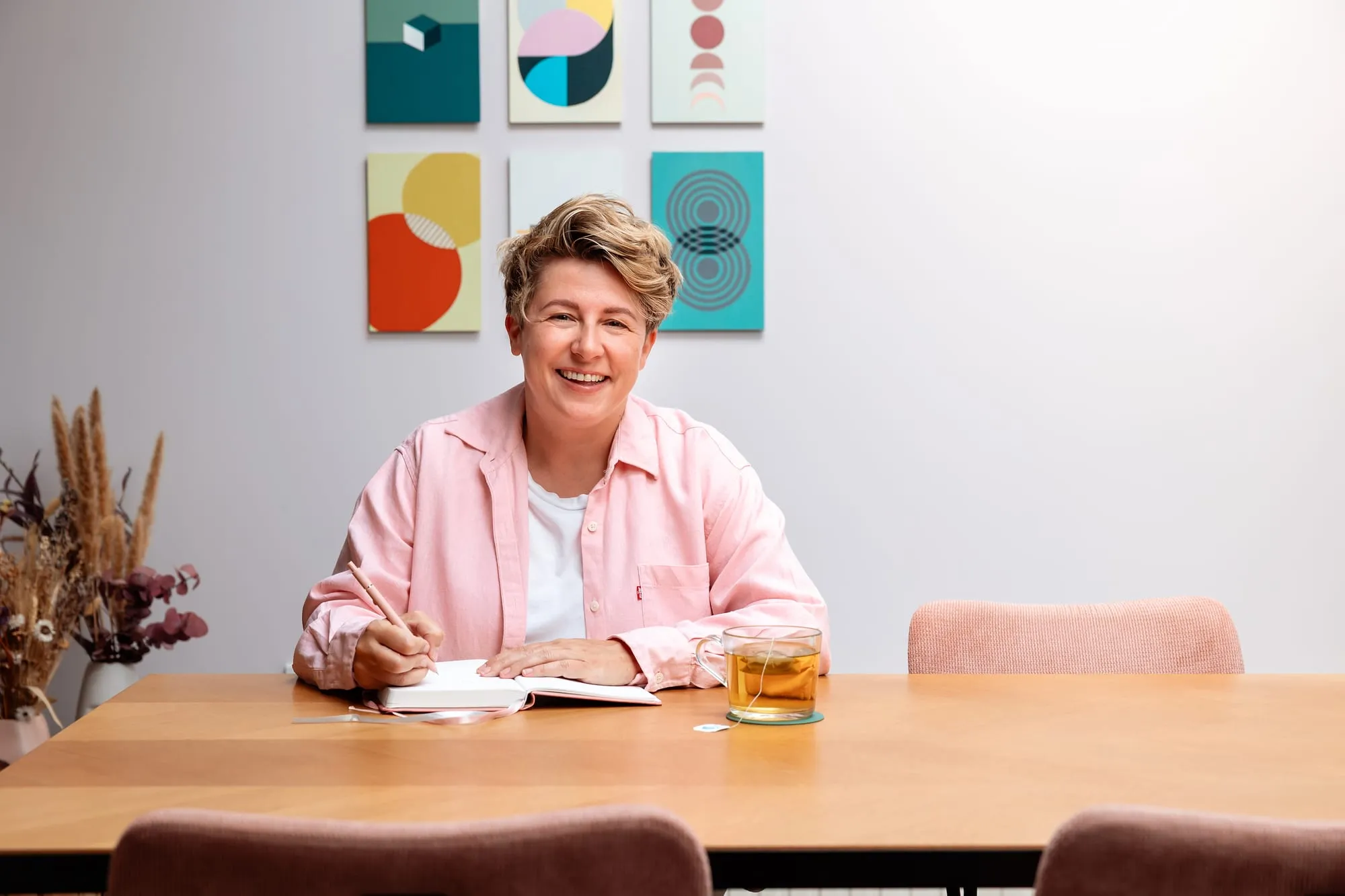 Warme en veilige praktijkruimte voor persoonlijke begeleiding, met Monique aan tafel
